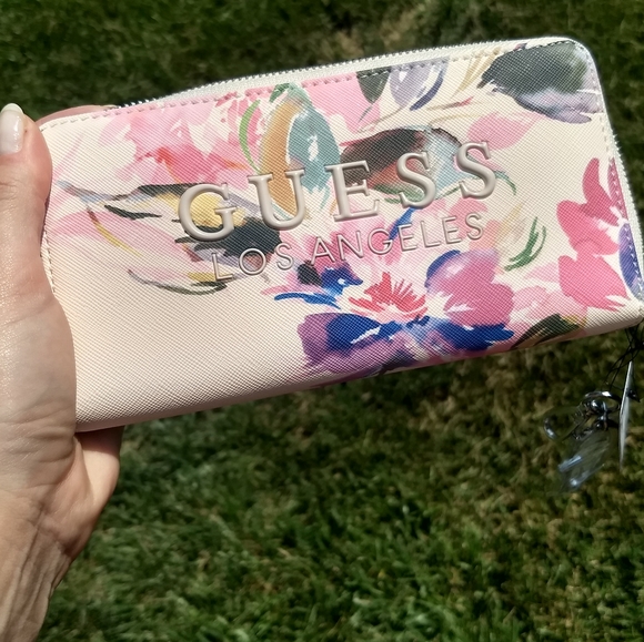 🌸 SOLD🌺Guess Pink Floral Joann Wallet + Charm - Picture 2 of 13